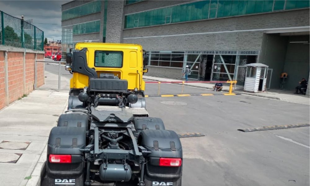 COLVENTANAR-KENWORTH-DE-LA-MONTAÑA-FACHADA