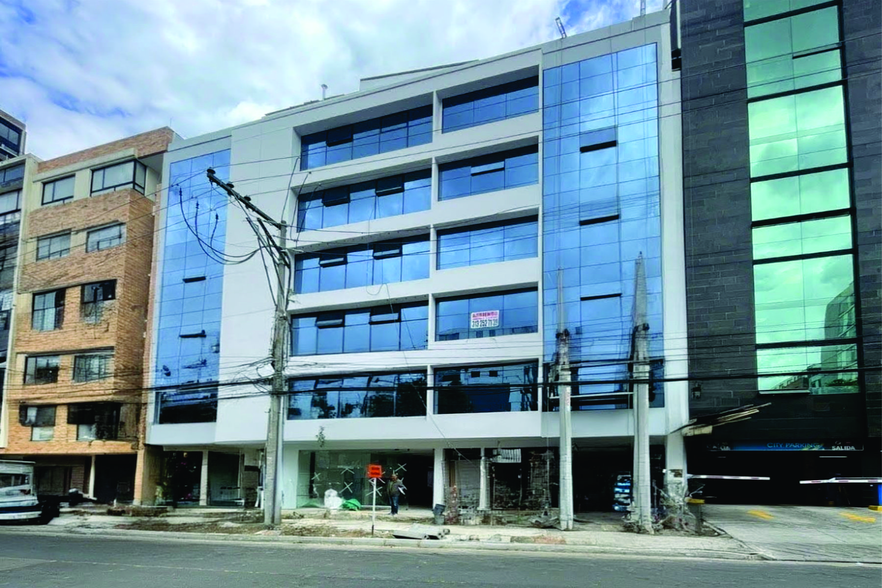 colventanar-san-angel-medical-center-fachada-azul-piel-de-vidrio