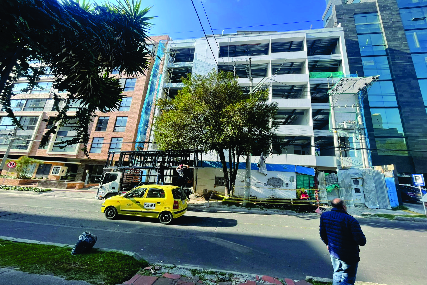 colventanar-san-angel-medical-center-fachada-azul